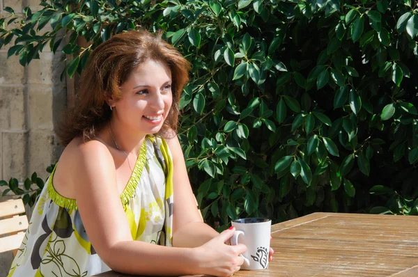 Kahve içme bir kafede oturup güzel bir kadın — Stok fotoğraf