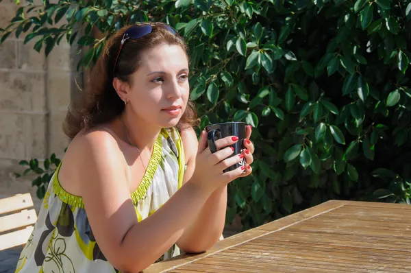 Hermosa mujer sentada en un café tomando café —  Fotos de Stock