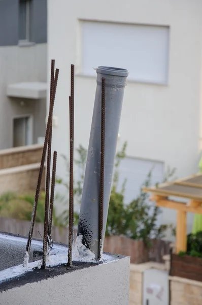 Çubuklar ve borusunun bir binanın çatı üzerinde