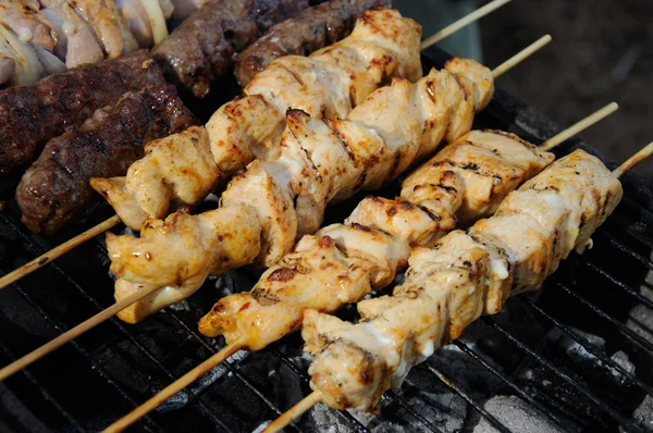 Churrasco com kebabs e kofta — Fotografia de Stock