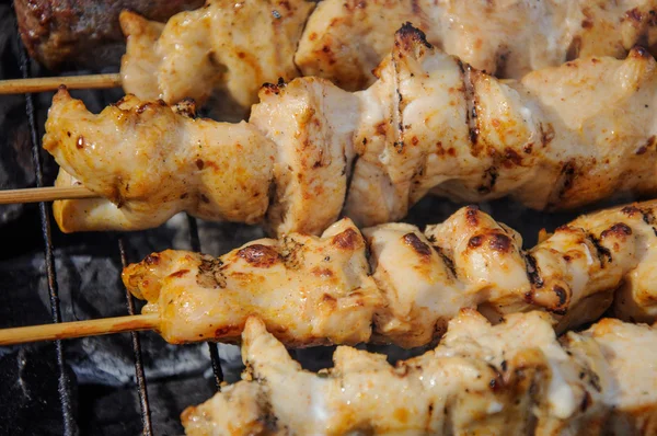 Kebabs grillés juteux et sur le barbecue — Photo