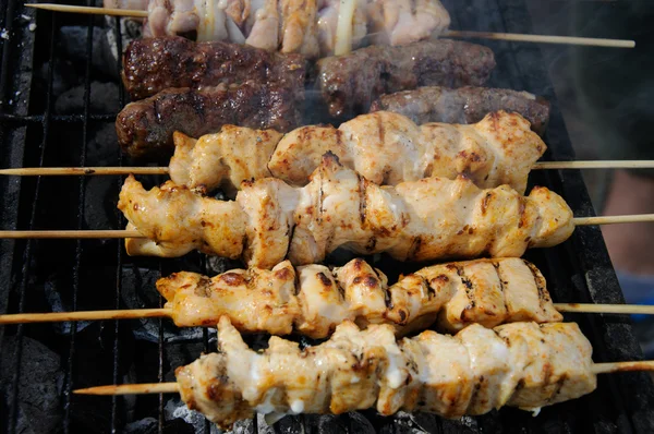 Churrasco com kebabs e kofta — Fotografia de Stock