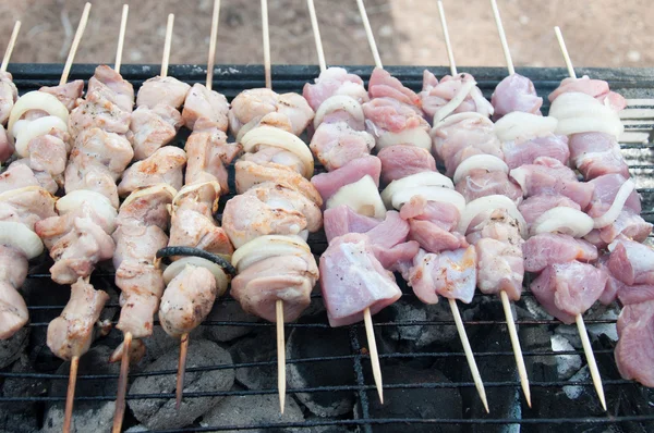 Kebab a la parrilla y crudo shish cocinado en barbacoa — Foto de Stock