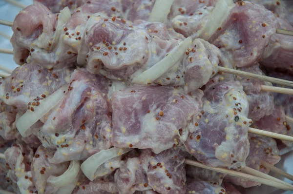 Carne crua marinada em maionese, cebola e especiarias — Fotografia de Stock