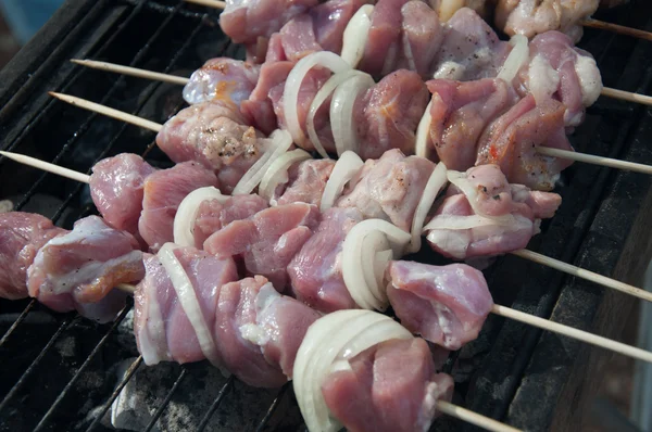 Shish kebab crudo cocinado en la barbacoa — Foto de Stock