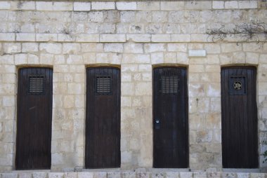 taş duvar içinde dört eski ahşap kapılar