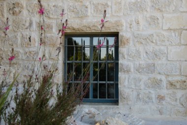 eski bir taş duvar penceresinde