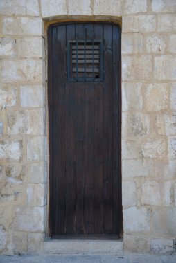 Taş duvardaki eski ahşap kapı