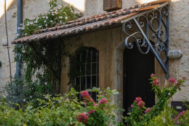 ev duvar, kapı ve pencere çiçekli