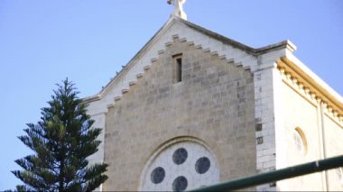 Manastırda çatıda kuşlar