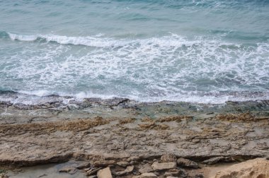 kayalık kıyılarında sıçramasına dalga