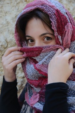 geleneksel örtü, gözleri yoğun, mistik beau ile Doğu kadın