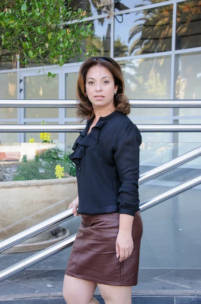 Atractiva mujer de negocios de pie en las escaleras de la oficina buildi —  Fotos de Stock