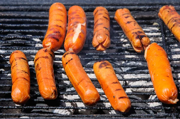 Saucisses sur le barbecue — Photo