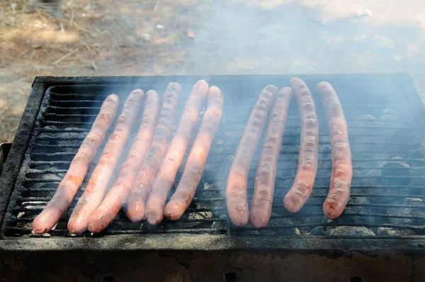 Embutidos en la parrilla barbacoa — Foto de Stock