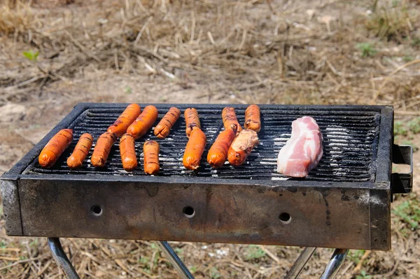 Enchidos e carne na churrasqueira — Fotografia de Stock