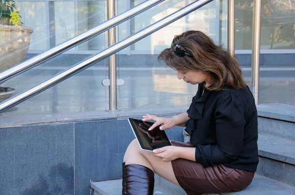 Ofis Binası merdivenlerde bir tablet kullanan kadın