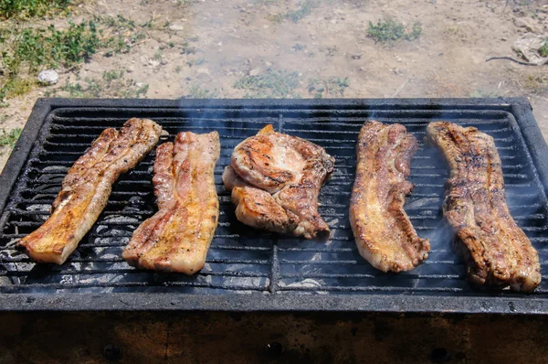 Chispas en la parrilla de barbacoa — Foto de Stock