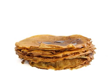 Beyaz arka plan üzerinde izole ince krep yığını