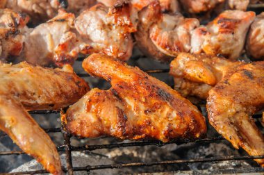 tavuk kanadı ve sulu kavrulmuş kebap ve Barbekü