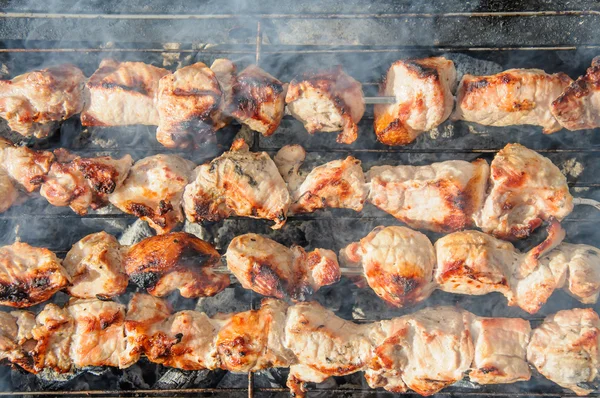 Jugosos kebabs asados y en la barbacoa — Foto de Stock