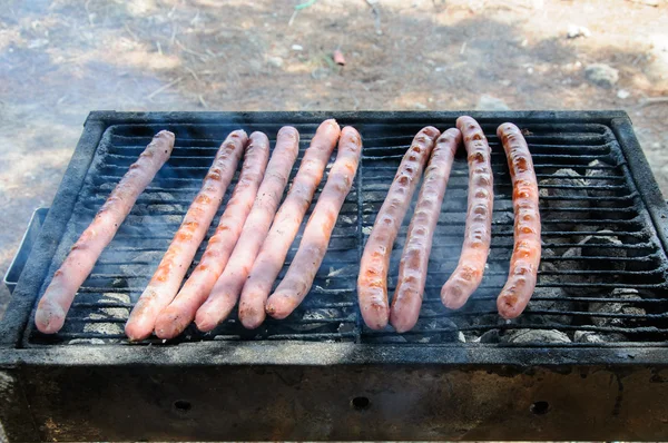 Saucisses sur le barbecue — Photo