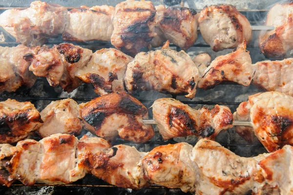 Jugosos kebabs asados y en la barbacoa — Foto de Stock