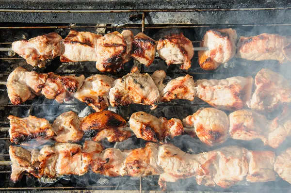Kebabs grillés juteux et sur le barbecue — Photo