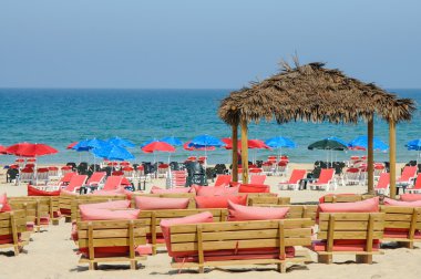 Şemsiye ile deniz ve plaj bar