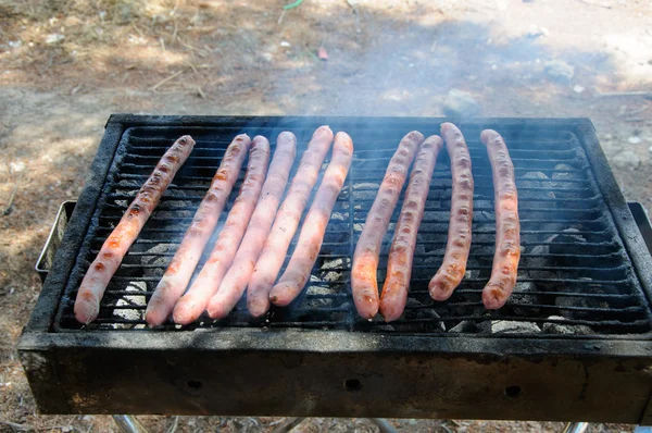 Embutidos en la parrilla barbacoa — Foto de Stock