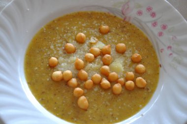 Kahverengi mercimek çorbası ve ekmek topu.