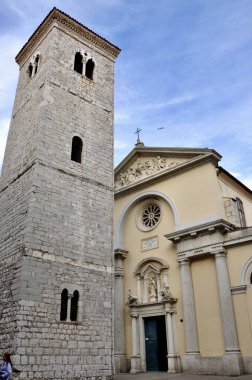 Kutsal Bakire Meryem 'in Varsayımı Kilisesi ve Hırvatistan' ın Rijeka kentindeki Eğik Kule
