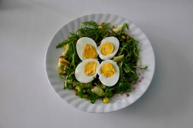 Haşlanmış yumurta, roka ve biber salatası. Vejetaryen yemeği.