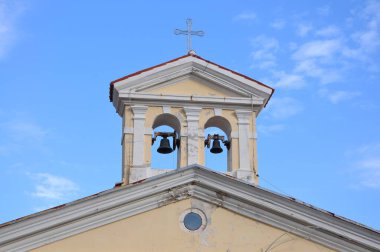 Hırvatistan 'ın Bakar kentindeki St. Margaret Kilisesi' nde kilise çanlarını kapatın ve mavi gökyüzü arka planıyla çaprazlayın.