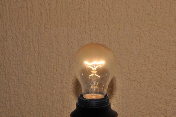 Ampoule Sur Fond Beige Rugueux Concept Créativité — Photo