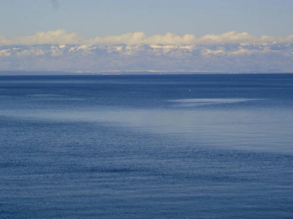 Όμορφη Θάλασσα Τοπίο Γαλάζιο Ουρανό Και Σύννεφα Την Ηλιόλουστη Μέρα — Φωτογραφία Αρχείου