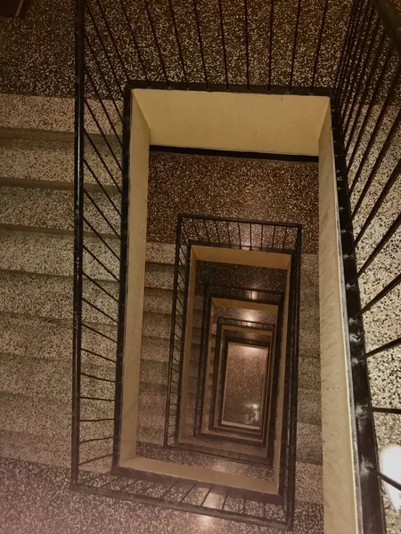 Innentreppen Einem Rechteck Geformt Abstraktes Inneres Fragment Einer Rechteckförmigen Treppe — Stockfoto