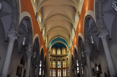 Rijeka 'daki Meryem Ana' nın Capuchin Kilisesi 'nin tavan ve boyalı camları. Kilise, Rijeka' daki eşsiz bir eklektizm örneğidir..