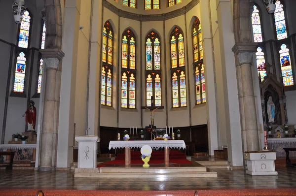 Centrální Oltář Vitrážová Okna Pozadí Kapucínského Kostela Panny Marie Lurd — Stock fotografie