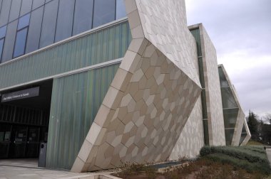 Rijeka, Hırvatistan 4 Nisan 2020, Modern spor binası geometrik şekli. Zamet Spor Salonu, Rijeka 'da. Spor etkinlikleri, konserler, kongreler vs. için kullanılır. 2009 'da inşa edilmiş, kapasitesi 2.312..