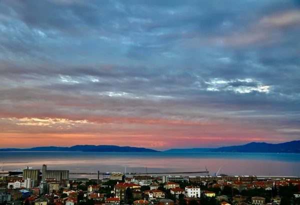 Hırvatistan 'ın Primorje-Gorski Kotar ilçesinde Rijeka Körfezi üzerinde kış günbatımı