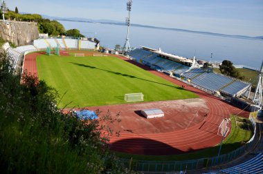 RIJEKA, CROATIA - 11 Eylül 2021 Çekici NK Rijeka 'nın eşsiz bir futbol stadyumu. Kantrida Stadyumu büyük bir kaya ile deniz arasında yer almaktadır.
