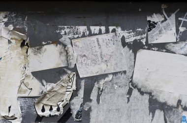 Duvardaki yırtık kağıt