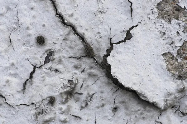 Poškozená stěna s praskliny a nečistoty — Stock fotografie