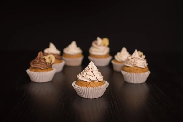 Vegan Cupcakes na frente de fundo escuro — Fotografia de Stock