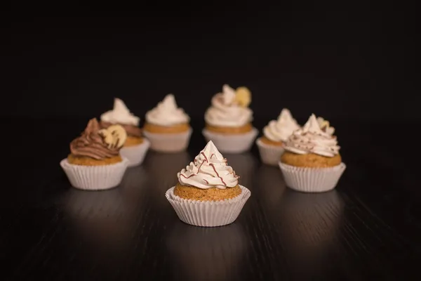 Vegane Cupcakes vor dunklem Hintergrund Stockbild