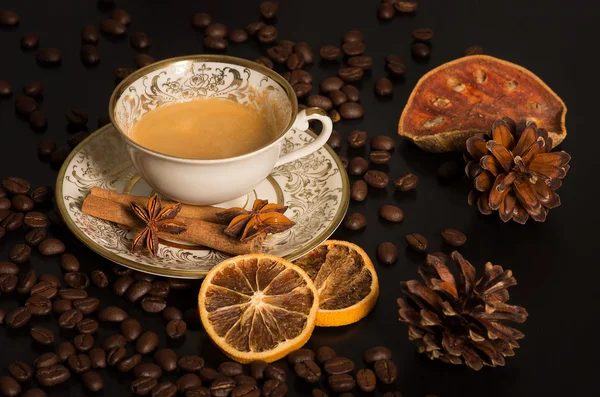 Café en taza vieja con decoración de invierno —  Fotos de Stock