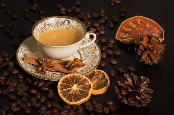 Кава в старій чашці з зимовим прикрасою Ліцензійні Стокові Фото