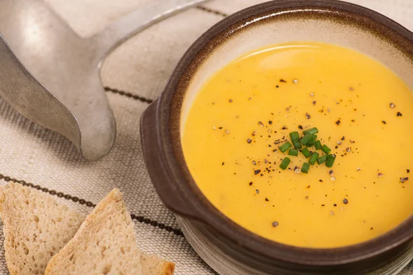Веганская морковь и картофельный суп — стоковое фото
