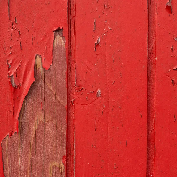 Bois rouge avec peinture endommagée — Photo